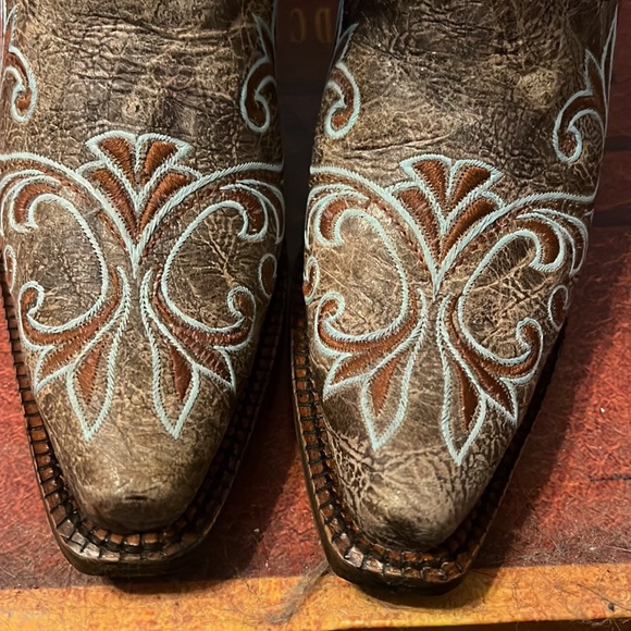 Brand new!!  Gorgeous design-Small heel!! - Picture 2 of 4